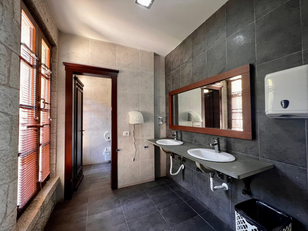 70ab80a4-cee8-4f45-8ecb-1bad175d9efa-scaled