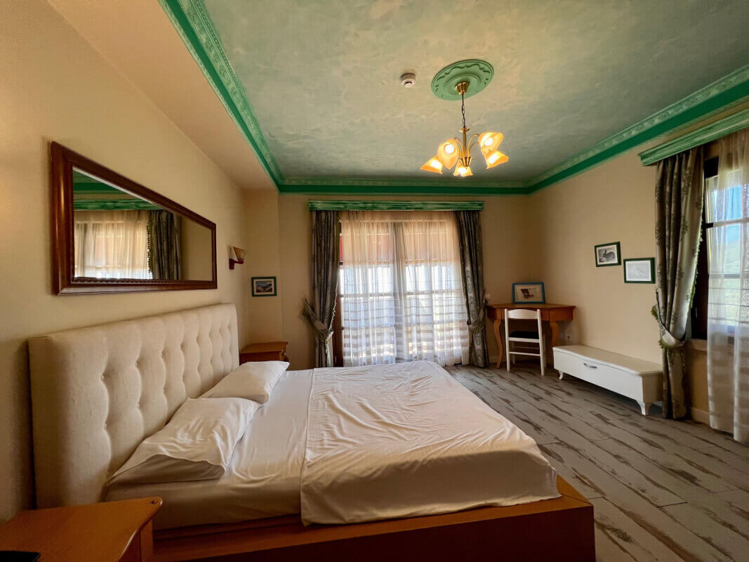 b8231ac5-eb7f-4c4b-bb76-4d4ae7d41461-scaled